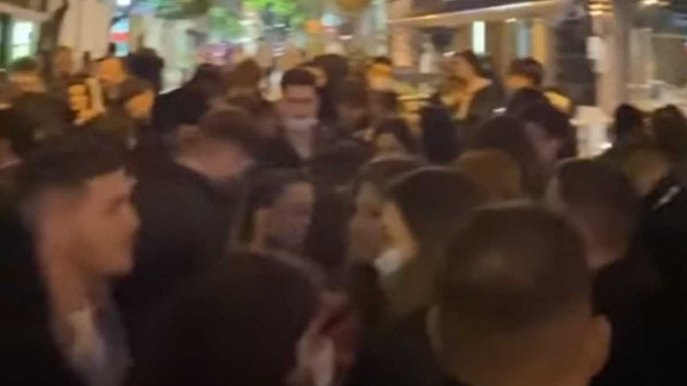 Βόλος: Απίστευτες εικόνες συνωστισμού στην πλατεία Αγίου Νικολάου